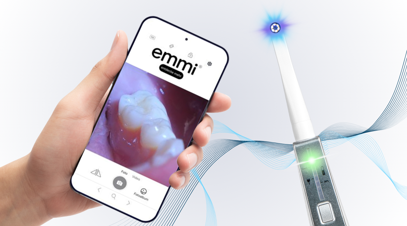 • Smartphone zeigt Zahnpflege-App im Badezimmer mit emmi-dent Platinum CAM